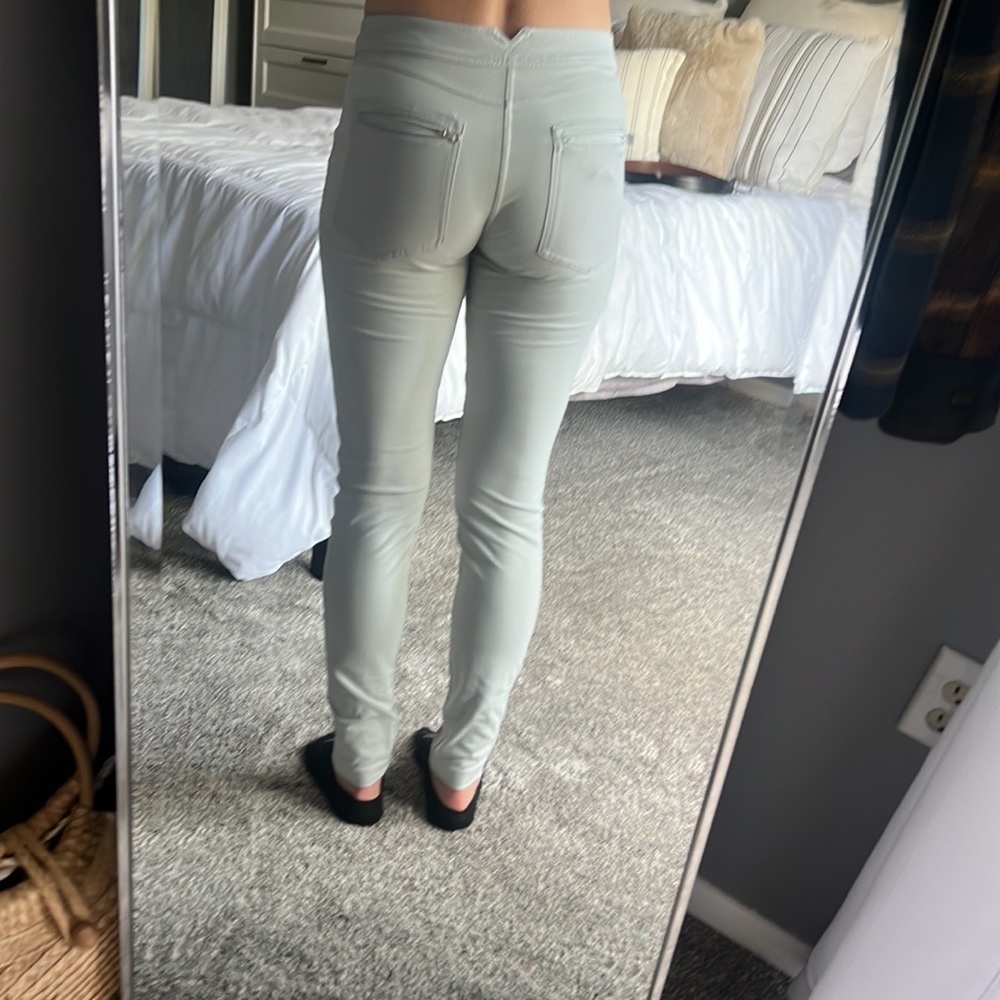 Lululemon dual pants, with reflective pocket flap - Picture 3 of 7